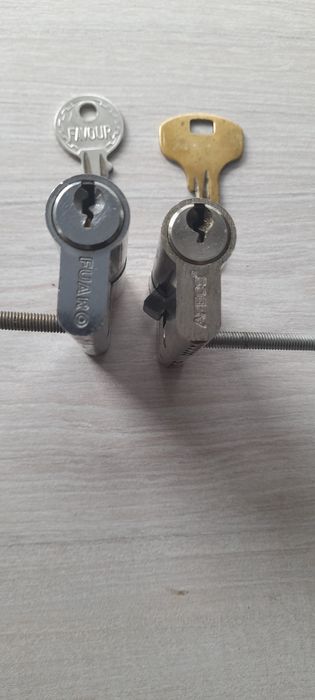 Замок ( середцевина ). Дверная ручка, замок.