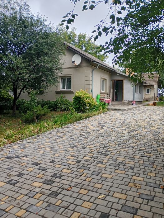 Продається будинок і 2.7 гектарів землі
