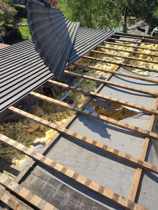 Ocieplenie celulozą i naprawa uszkodzonej izolacji termicznej dachu