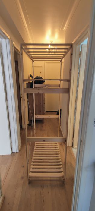 Estante madeira com varão para roupas