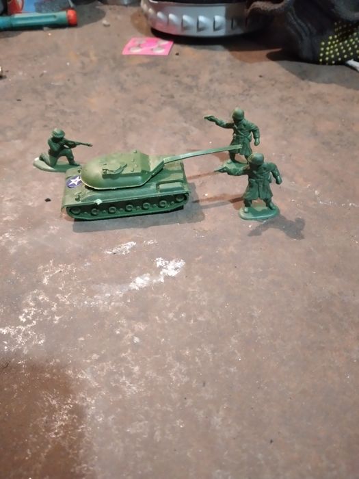 Старі іграшки (солдатики, упаковки від кіндерів, покемонів)