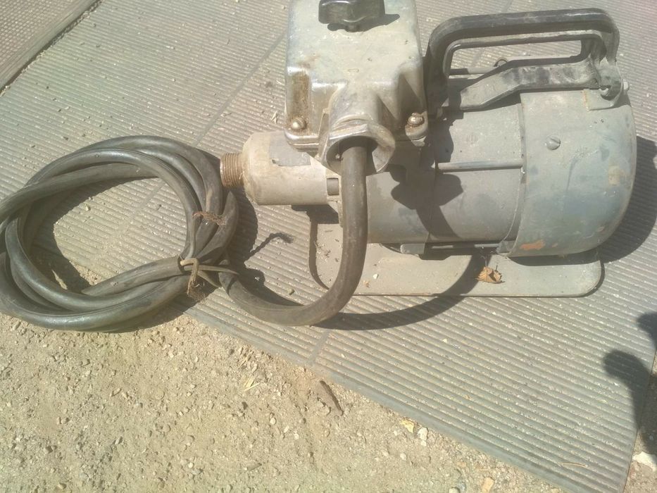 Вибратор бетонный