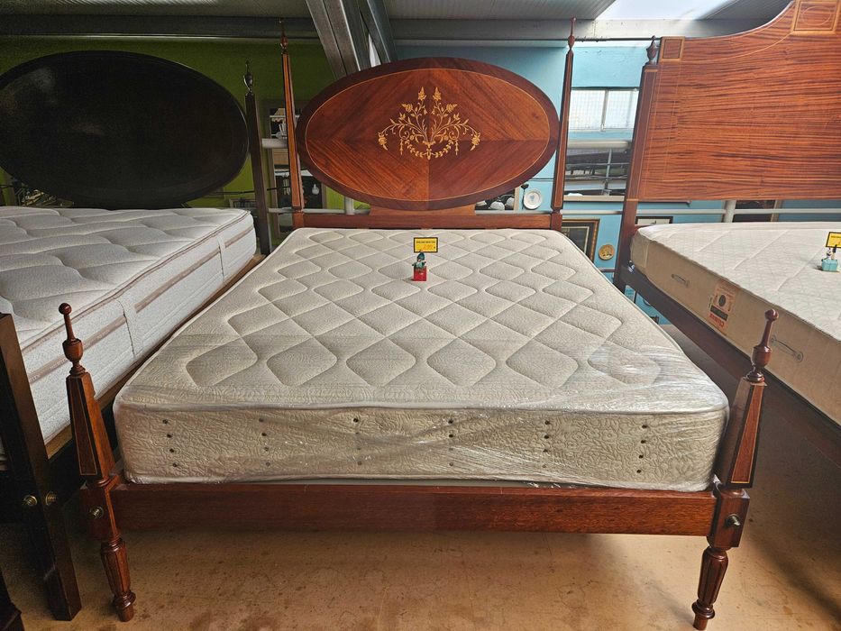 Cama antiga estilo D. Maria com estrado e colchão - Bom estado