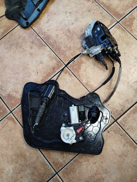 Zamek prawy przód przedni dociąg Soft Close Audi A8 D4 4H183.7016E