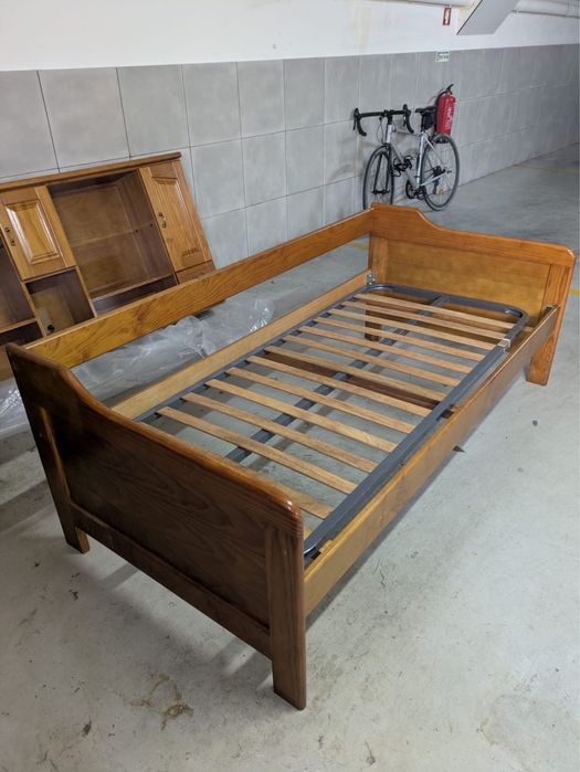Cama de solteiro com estrutura inferior e movel superior em madeira carvalho