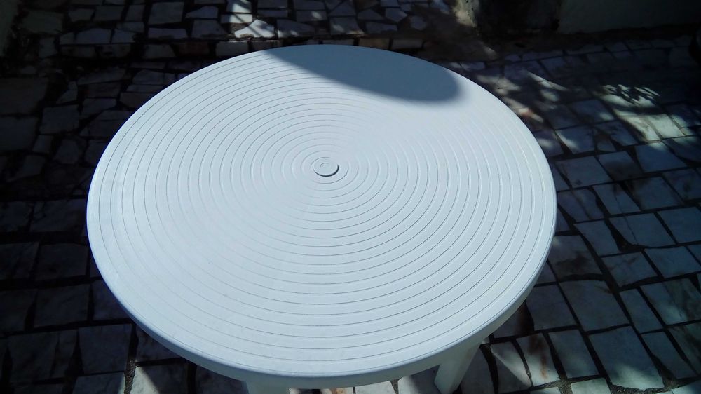 mesa com  três cadeiras e desmonta-se