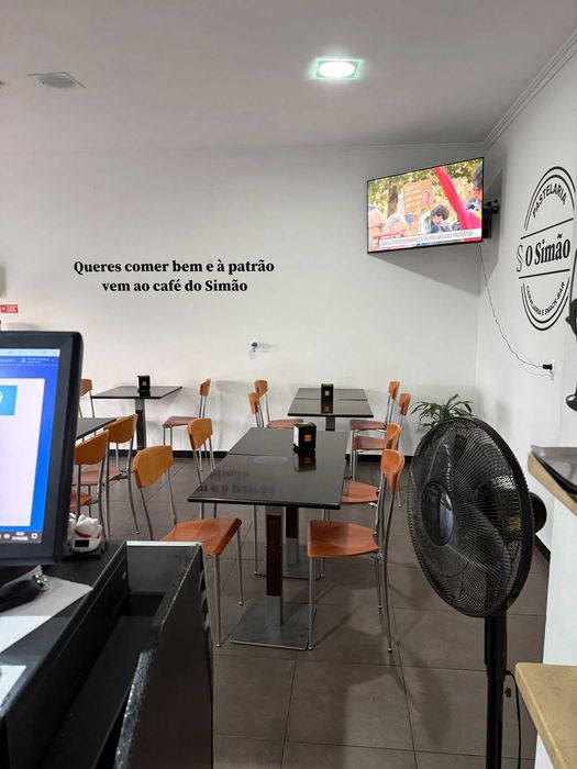 Vende-se Loja Comercial com Café/Snack-Bar em Funcionamento e Licença de Restauração e Bebidas