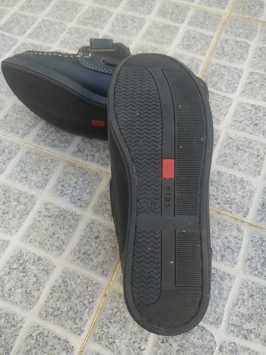 Sapatos em pele usados em bom estado