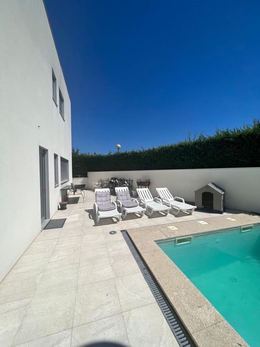 Vivenda V3 Moderna com Piscina, Jardim e Totalmente Mobilada