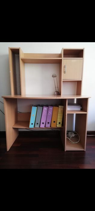 Secretária com arrumação