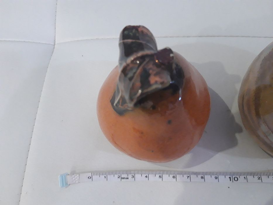 2 frutos de cerâmica decorativos (pêra e pêssego)