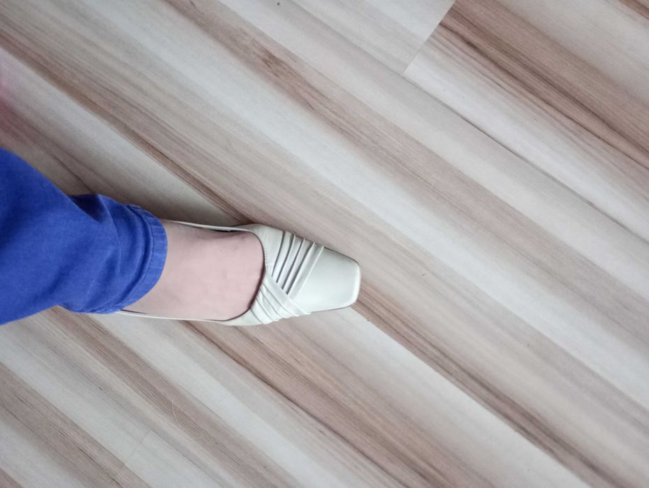 Czółenka beżowe rozm 38 na obcasie 5,5 cm