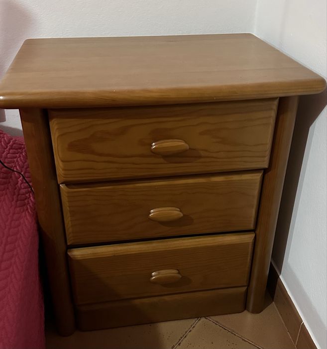 Cama de solteiro + colchão e mesa de cabeceira