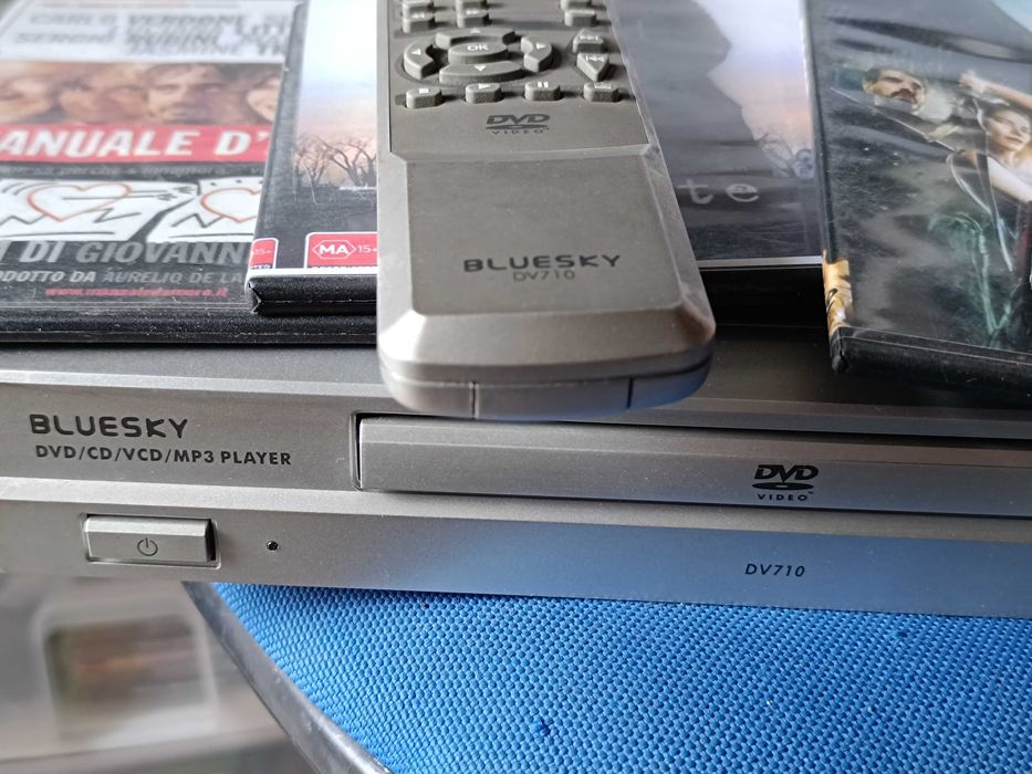 Leitor de DVD Bluesky com oferta de filmes
