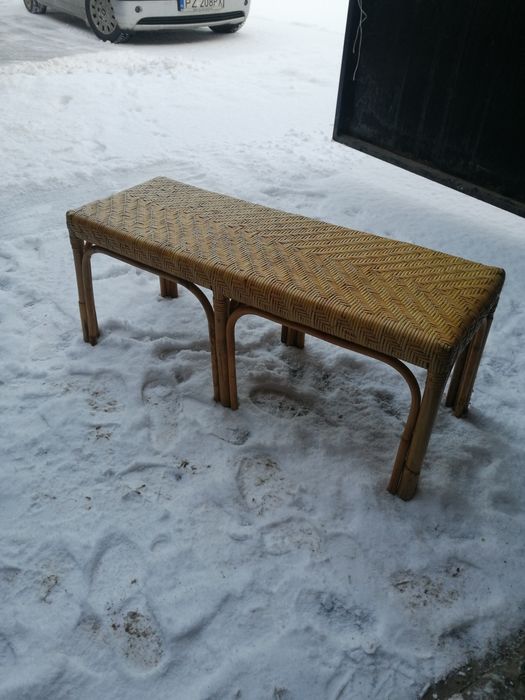 Ławka rattanowa.