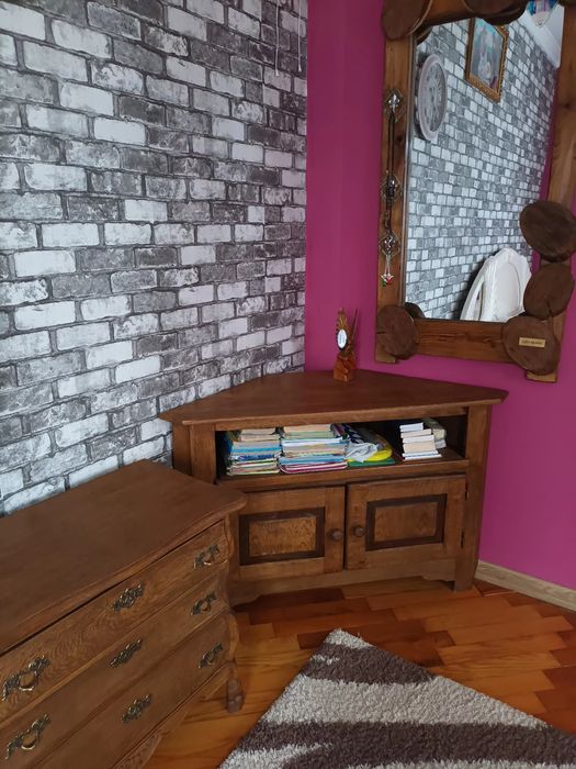 Дерев'яний комод з дзерколом