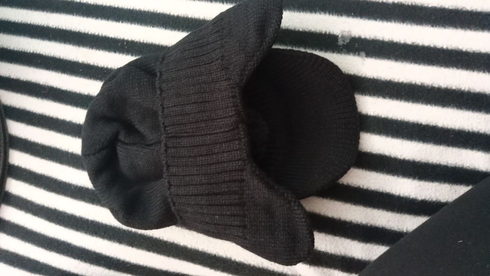 Gorro com pala e tapa-orelhas Preto