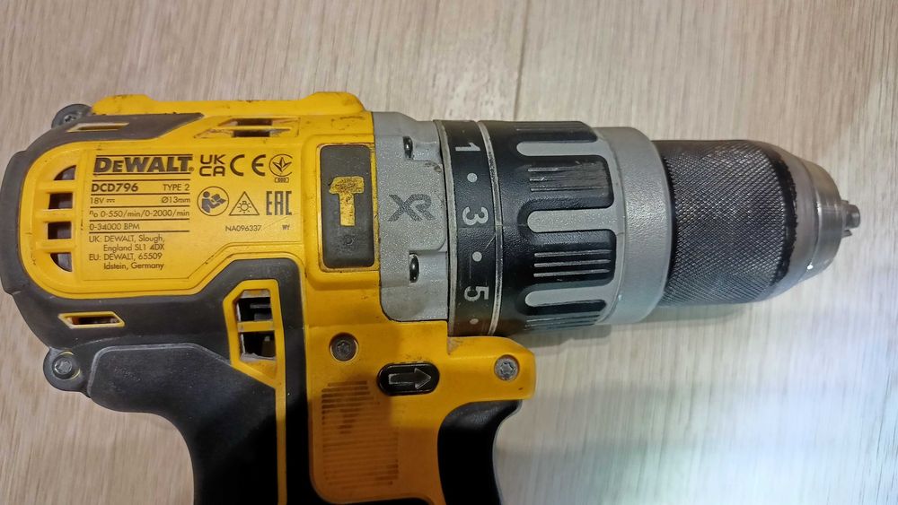 Wiertarko-wkrętarka udarowa DeWalt DCD796 z ładowarką i aku. 5Ah