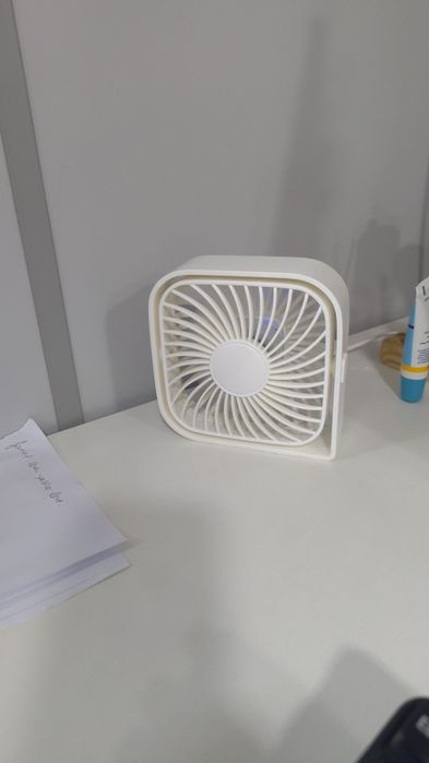 Маленький настільний вентилятор, живиться від USB, обертається на 360