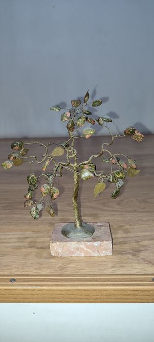 Дерево с камнями, яшма зелёная