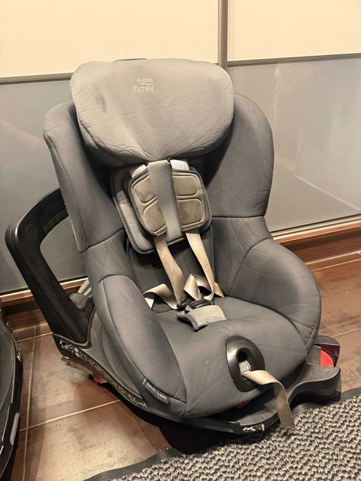 Fotelik obrotowy Britax Römer Dualfix M i-Size 61-105 cm (ISOFIX)