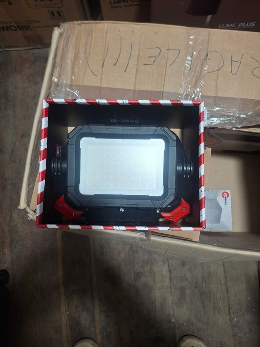 Прожектор , лампа, ліхтар акумуляторний з повебанком.