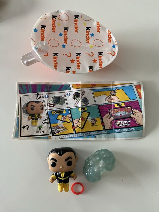 Figurka Black Adam z serii DC z Kinder Joy.