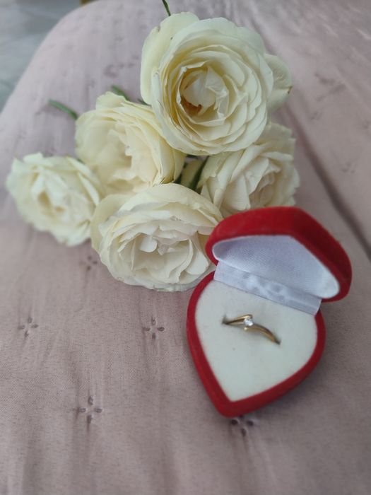 Złoty pierścionek zaręczynowy z diamentem