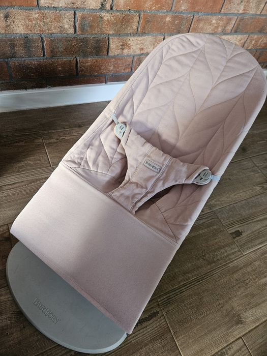 Różowy leżaczek BabyBjörn