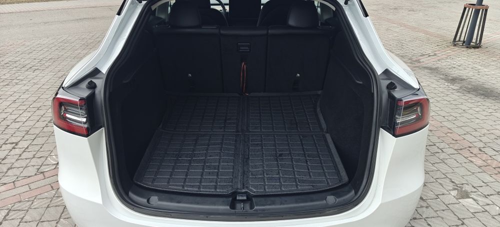 Tesla model Y 2024