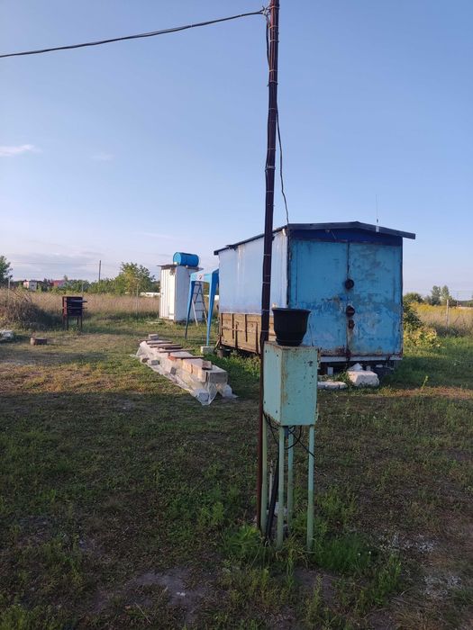 Продам ділянку в Рожнах с будівлями та комунікаціями.