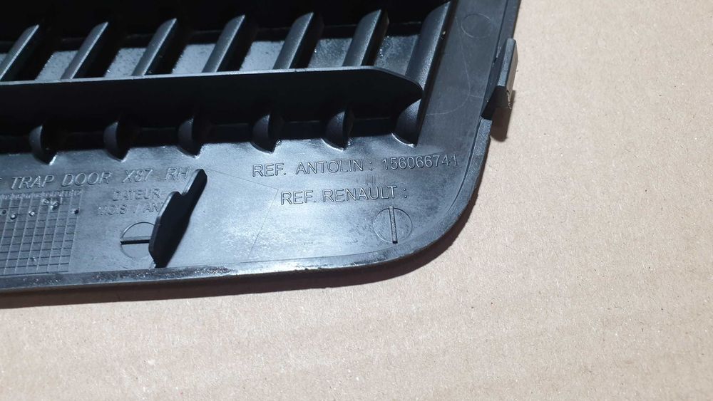 RENAULT Captur 1 I prawa zaślepka bagażnika prawy boczek 1560/66741
