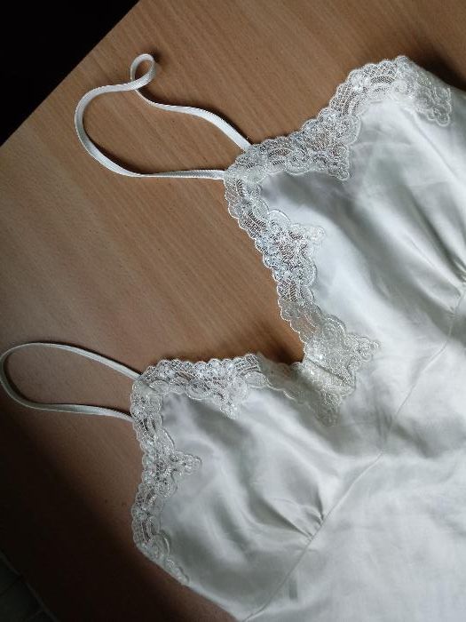 biała atłasowa koszulka rozmiar 38-40