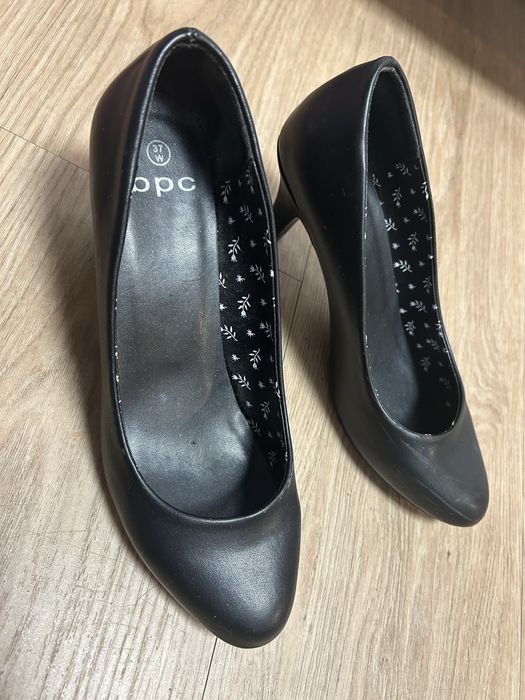 Czarne klasyczne buty na obcasie