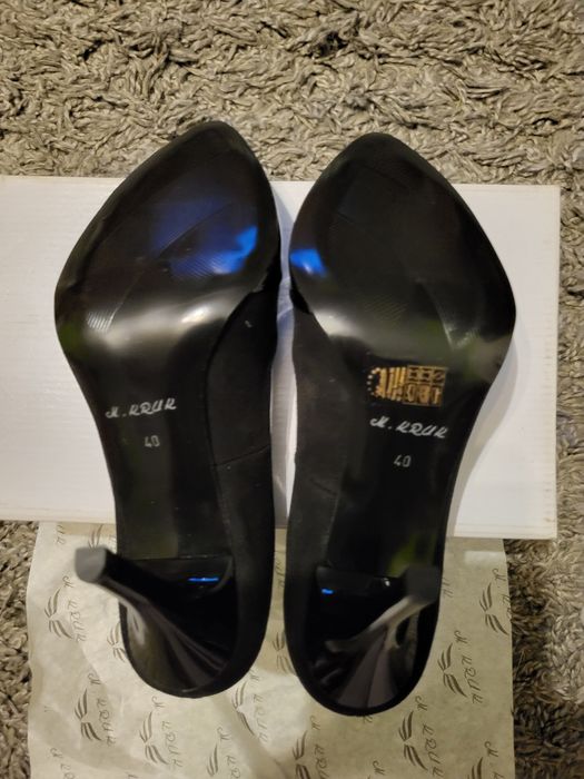 Nowe skórzane szpilki