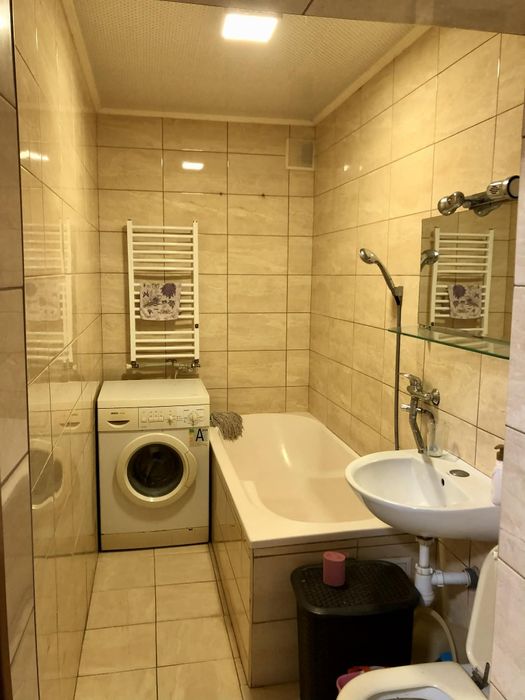 Здається однокімнатна поруч центр міста.