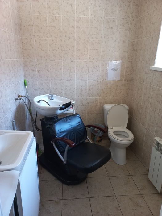 Здається місце для майстра манікюру, перукаря, косметолога.