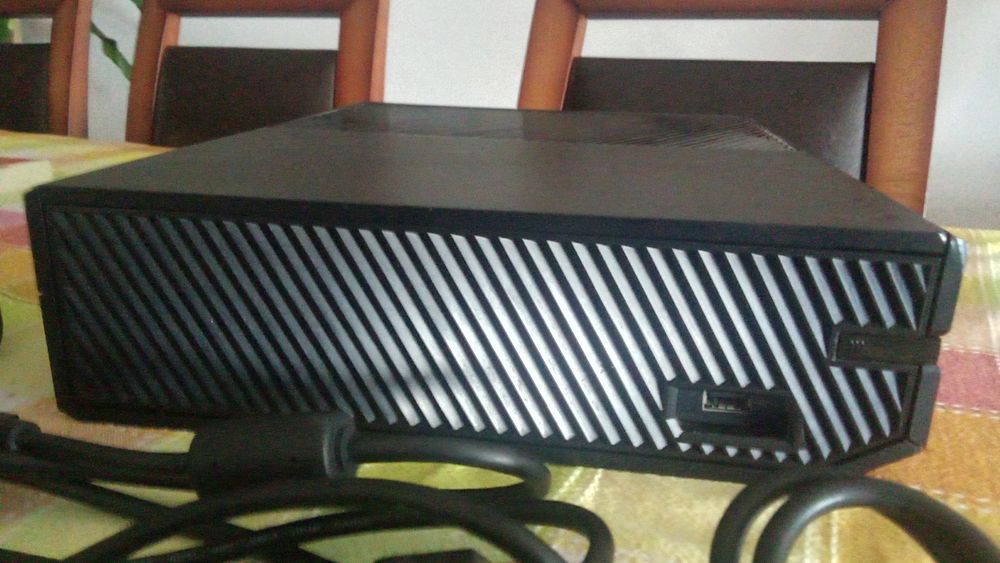 Xbox One FAT com defeito (desliga sozinha) + comando quase novo