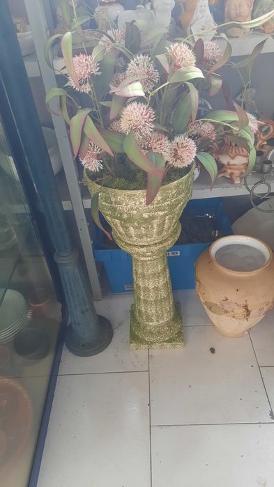 Vaso e pe em porcelana em bom estado.