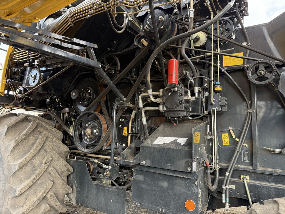 Продам комбайн в гарному стані New Holland cx 6.90