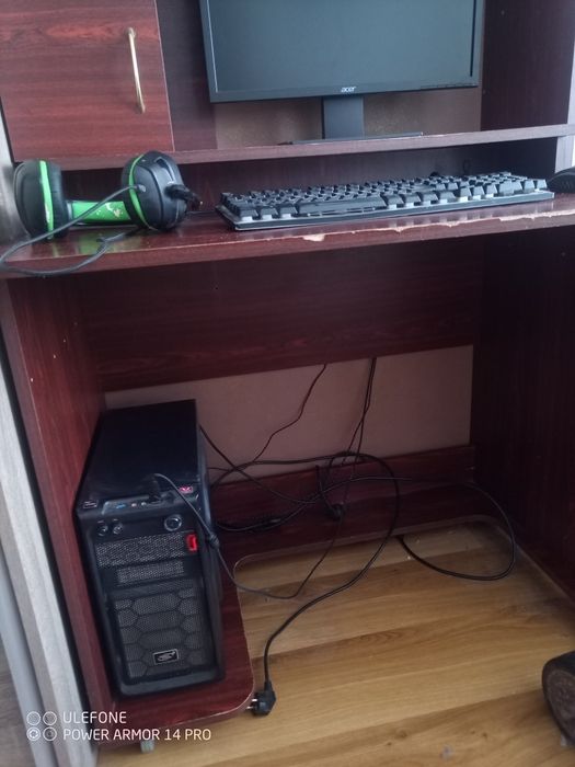 Продам комп'ютерний стіл