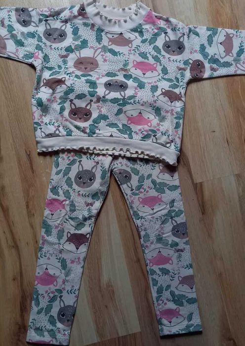 Dres dziewczęcy 104 cm