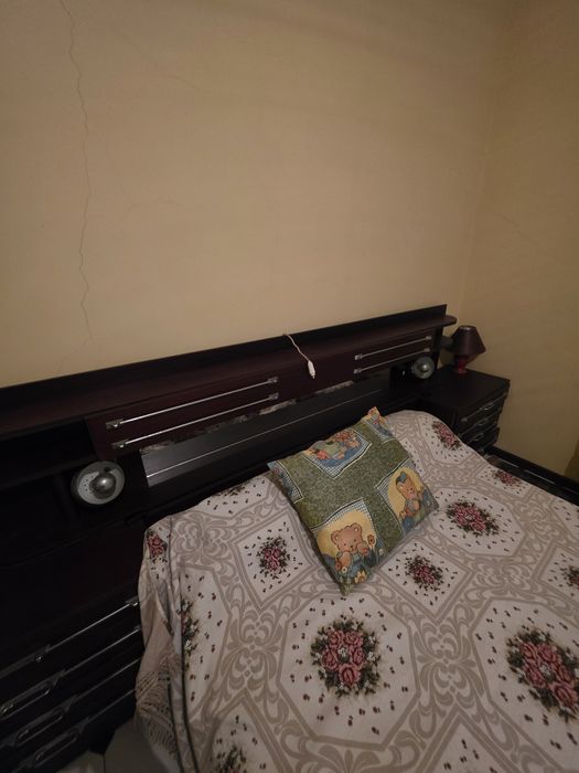 Cama com cabeceira e mesinhas