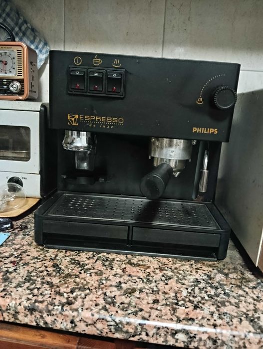 Máquina de café Philips com moinho integrado e vapor para aquecer
