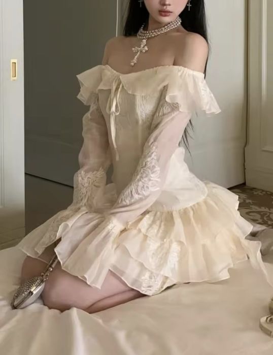 Біле плаття з мереживом