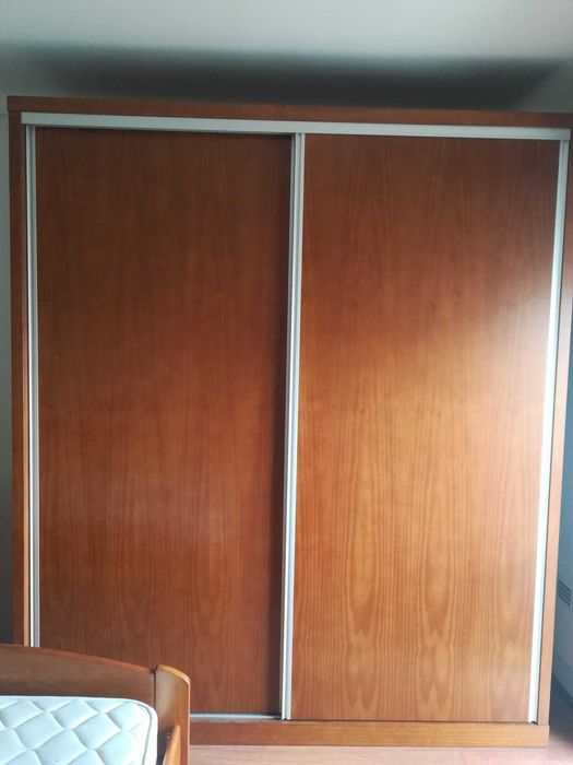 Roupeiro 2 Portas Deslizantes (Madeira Maciça)