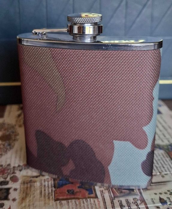 Garrafa de bolso com tecido de camuflagem