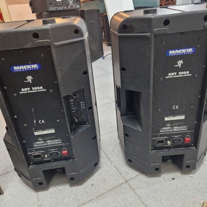 2 Colunas MACKIE ART 300A