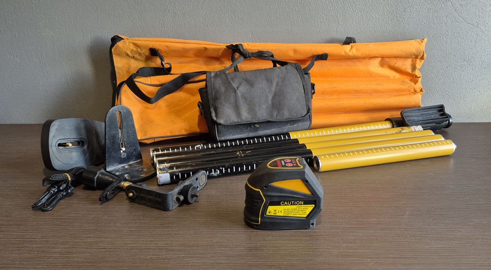 Laser liniowy poziomica CROSS 2 + statyw