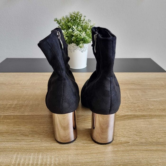 Botins Pretos com Salto Metálico